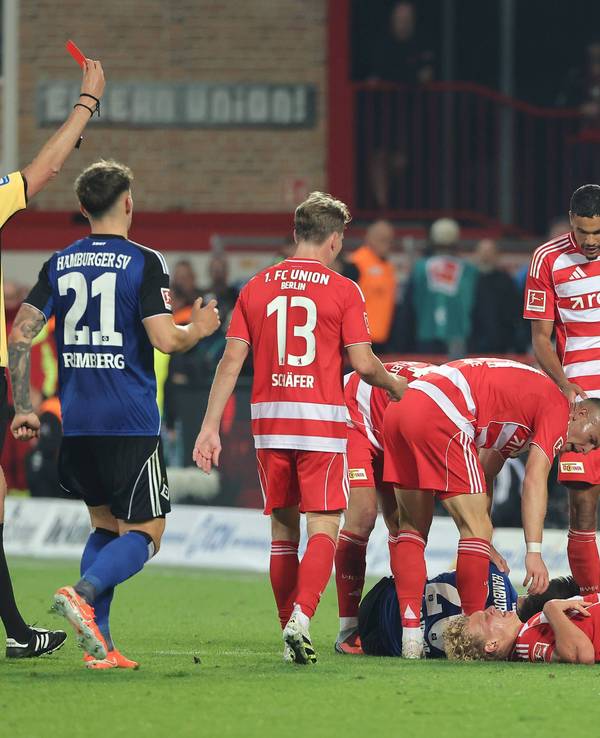 Deniz Aytekin zeigt Fabio Vieira die Rote Karte.
