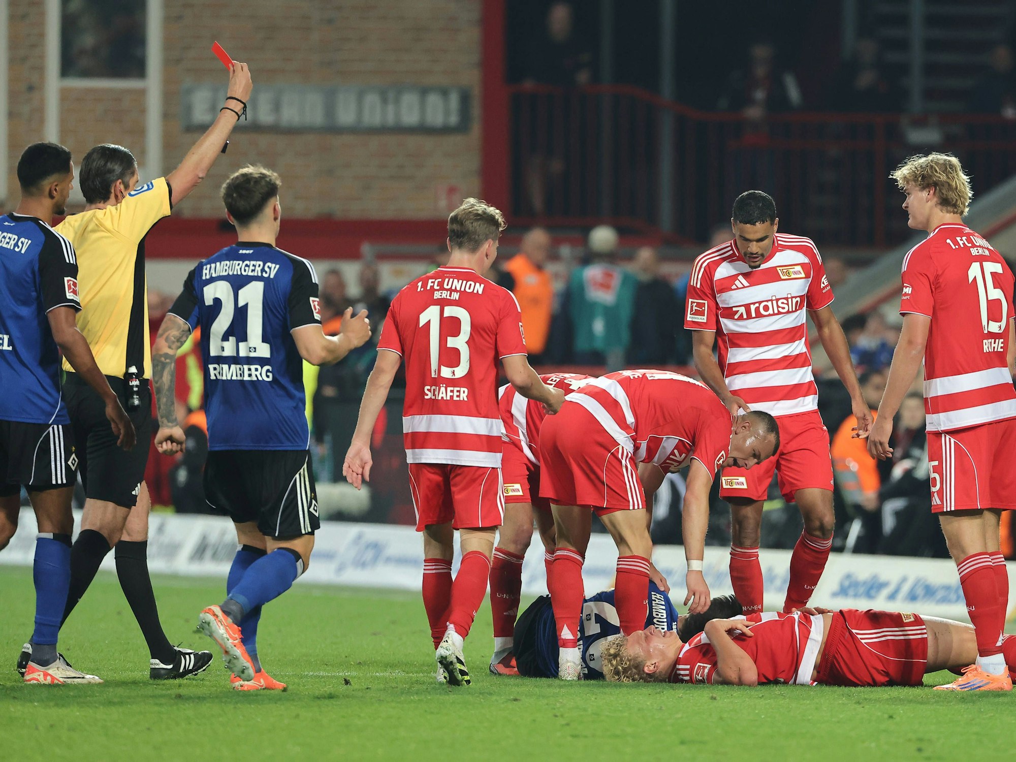 Deniz Aytekin zeigt Fabio Vieira die Rote Karte.