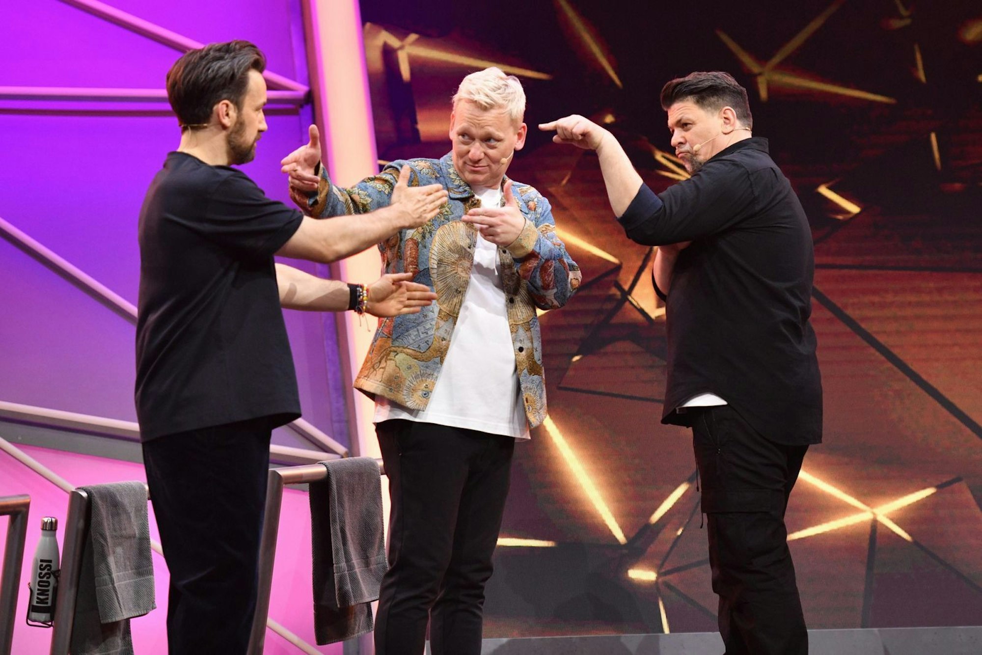 „Dschungelcamp“-Moderator Jan Köppen (links) ist „der neue im Bunde“ in der RTL-Show „Drei gegen Einen“. (Bild: RTL / Steffen Z Wolff)