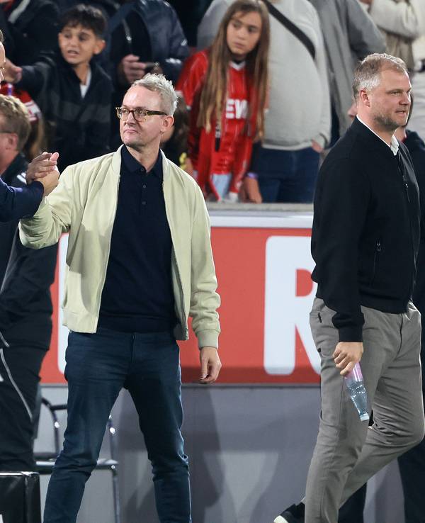 Thomas Kessler klatscht mit Alex Wehrle ab.