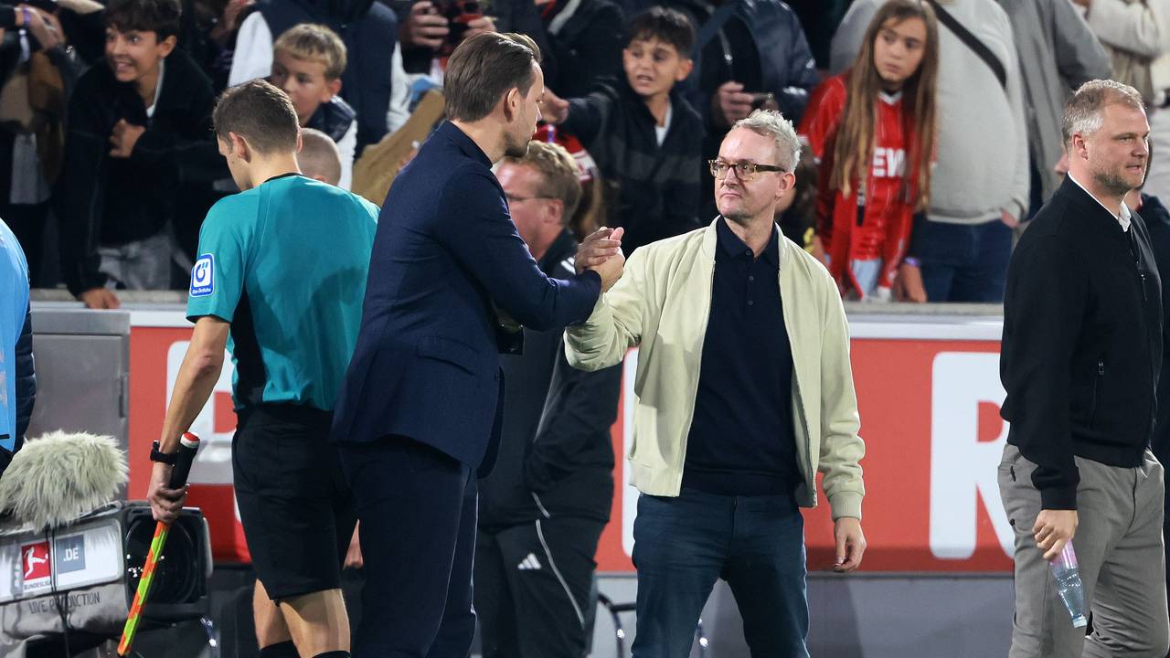 Thomas Kessler klatscht mit Alex Wehrle ab.