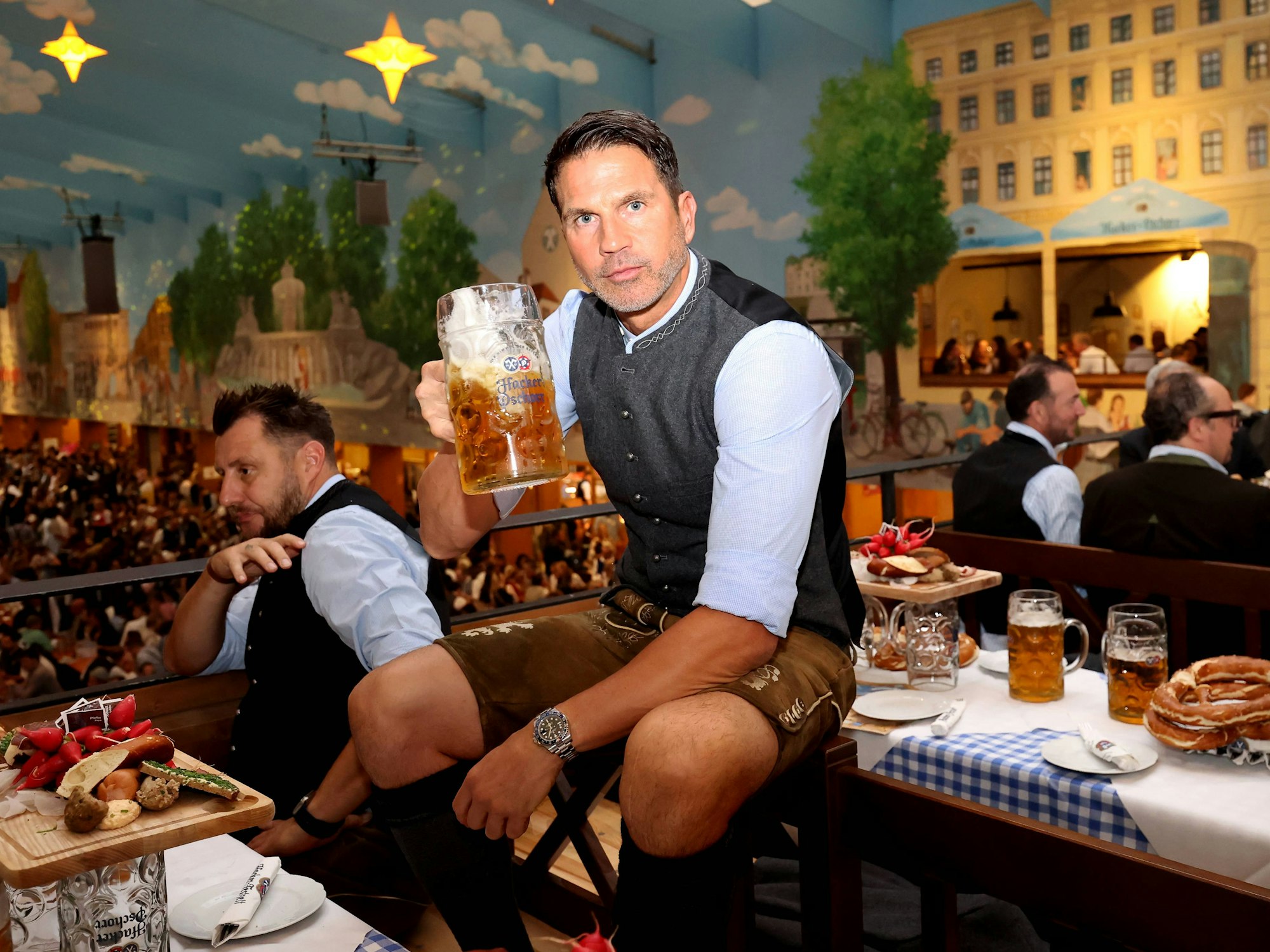 Patrick Glöckner trinkt eine Maß auf dem Oktoberfest.
