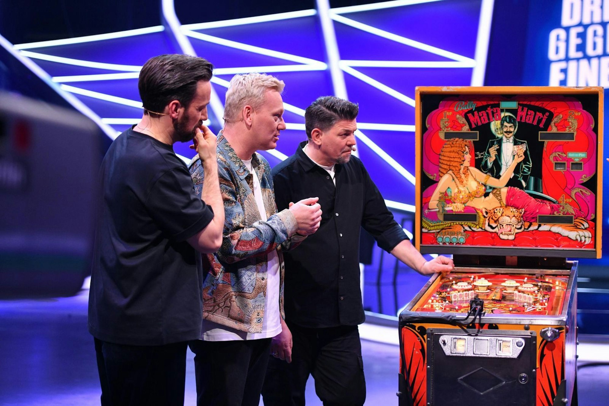 Am Flipperautomaten war Mälzer nicht zu schlagen. (Bild: RTL / Steffen Z Wolff)