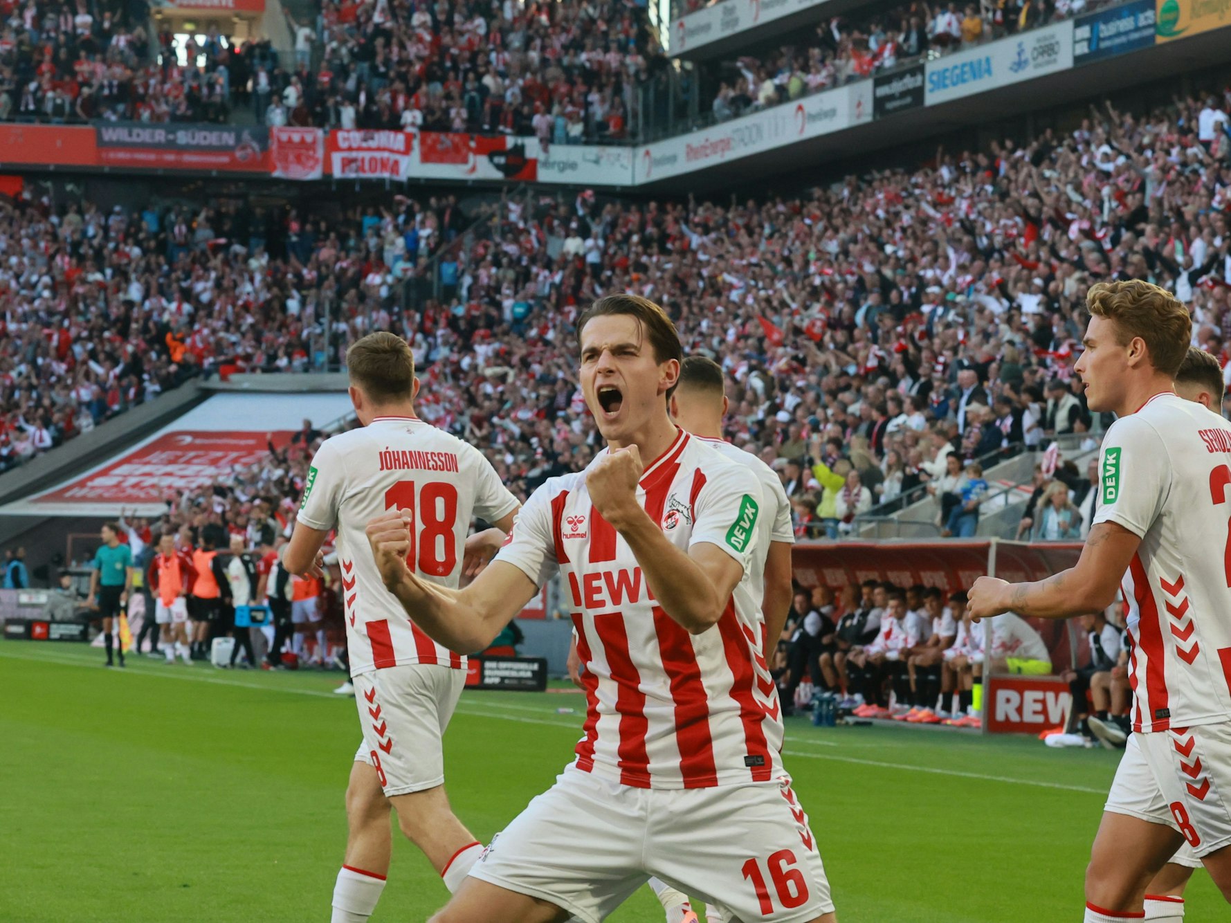 FC-Angreifer Jakub Kaminski bejubelt seinen Treffer zum 1:0 gegen den VfB Stuttgart.