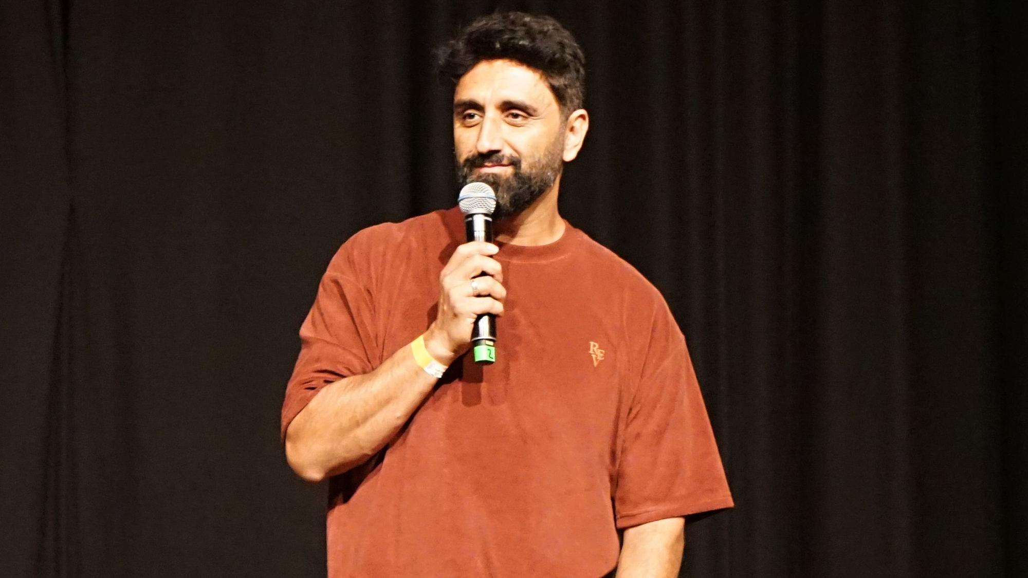 Redner Djavid auf der Bühne im Tanzbrunnen.