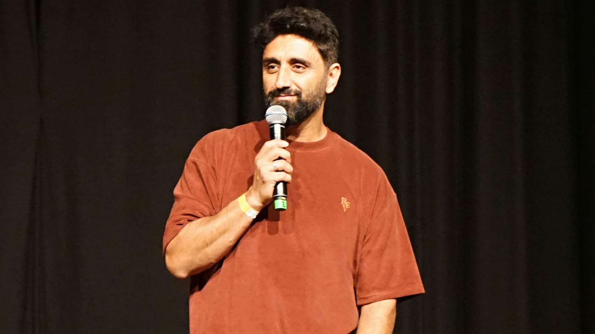 Redner Djavid auf der Bühne im Tanzbrunnen.