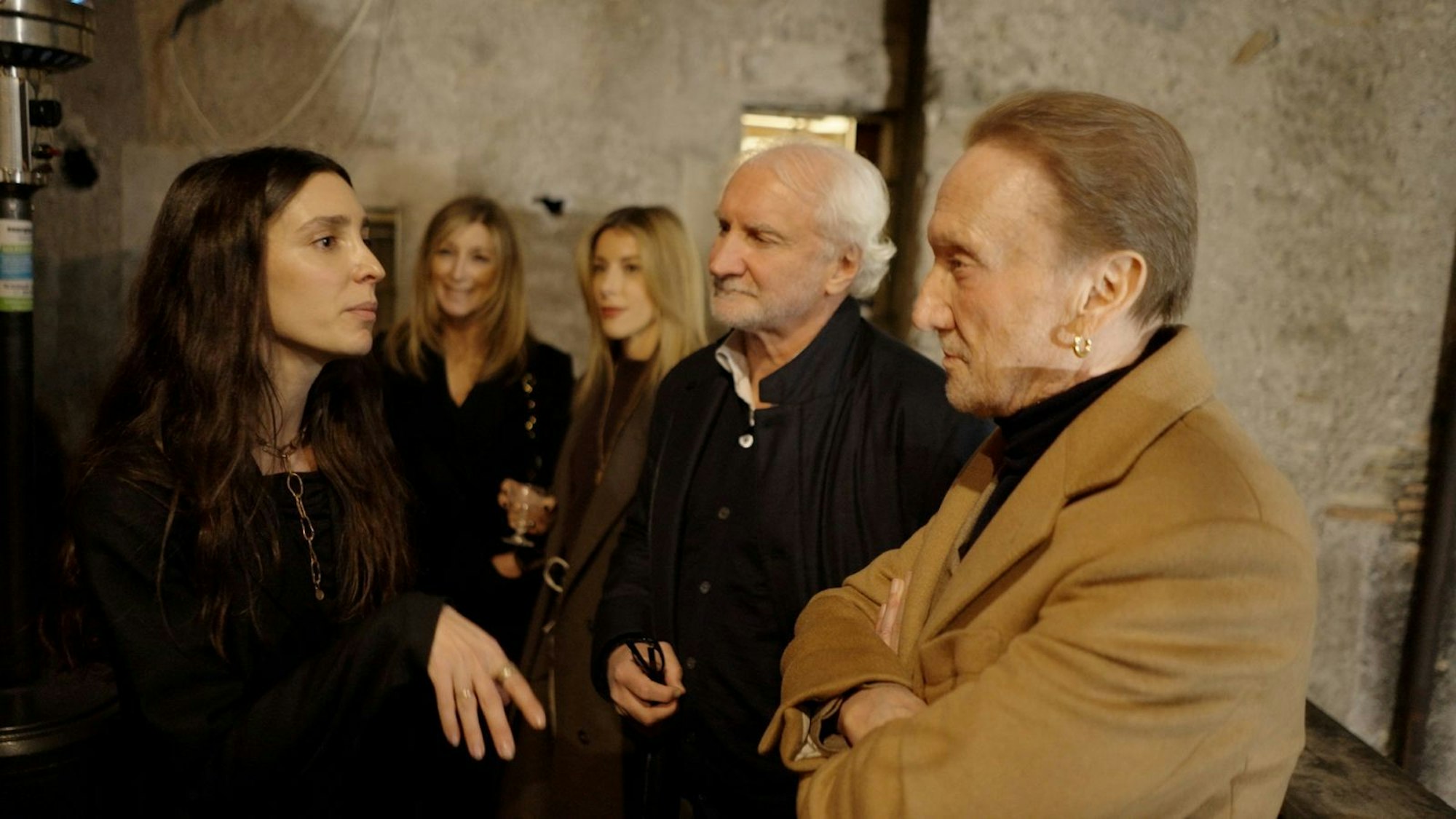 Rudi Völler (zweiter von rechts) und Freund Marius Müller-Westernhagen (rechts) bei einer Vernissage von Völlers Tochter (links) in Rom. (Bild: © Sky/Banijay Productions Germany)