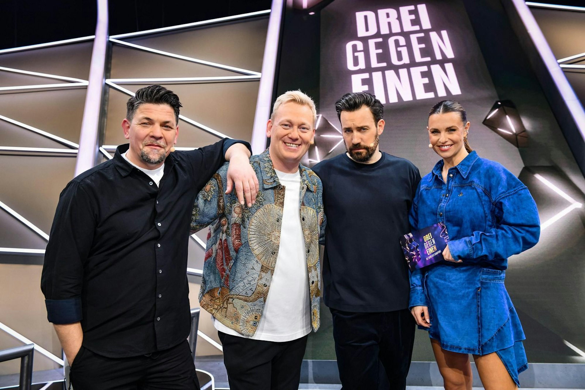 Von links: TV-Koch Tim Mälzer, Entertainer Jens „Knossi“ Knossalla, Jan Köppen und Moderatorin Laura Wontorra bilden das neue Team bei „Drei gegen Einen“. (Bild: RTL / Steffen Z Wolff)