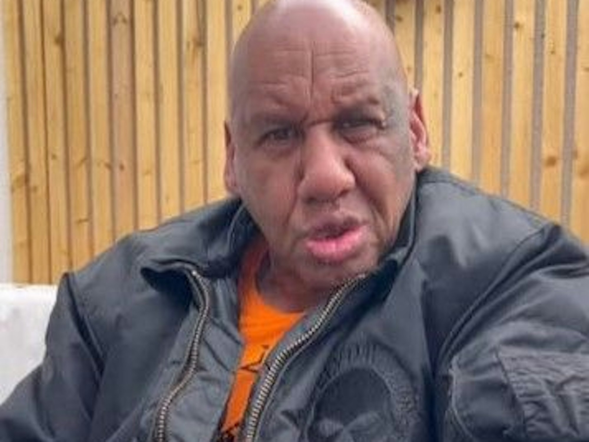 Ein Mann sitzt auf einem Sofa.