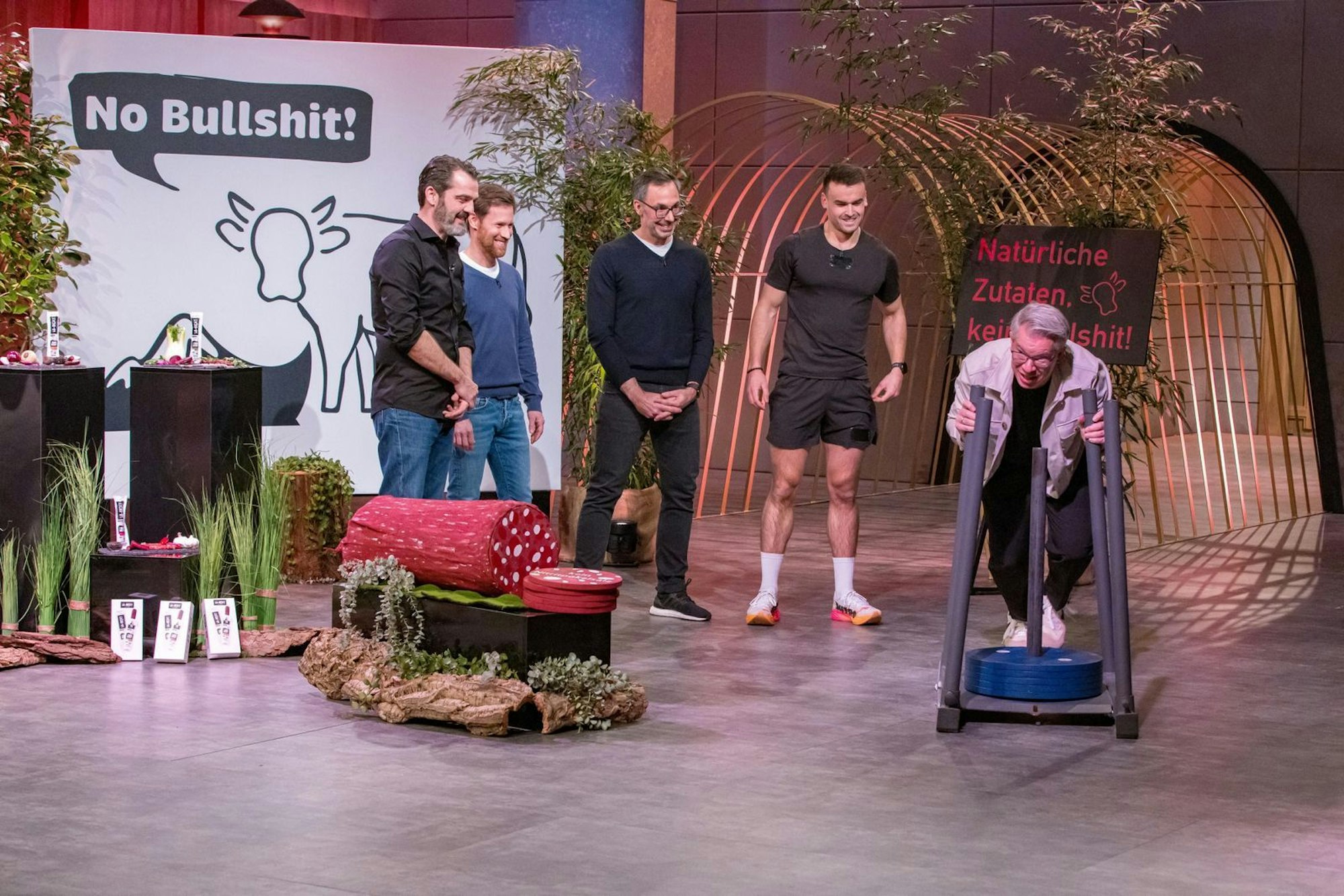 Frank Thelen (rechts) war lange an einem Einstieg bei „Whacky“ interessiert. Doch dann erfuhr auch er, dass die Gründer sich eigentlich nur beraten lassen wollten. (Bild: RTL / Bernd-Michael Maurer )