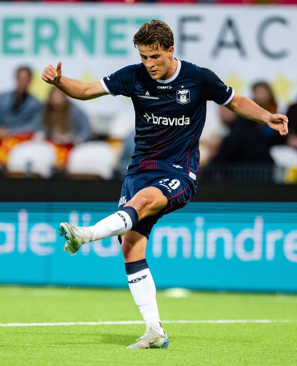 Rasmus Carstensen flankt einen Ball mit dem linken Bein.