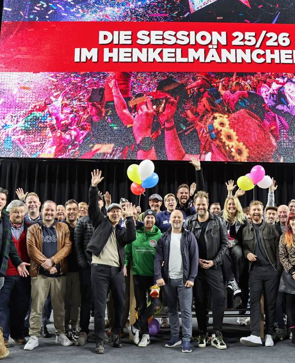 Künstlerinnen und Künstler stehen in der Lanxess-Arena.
