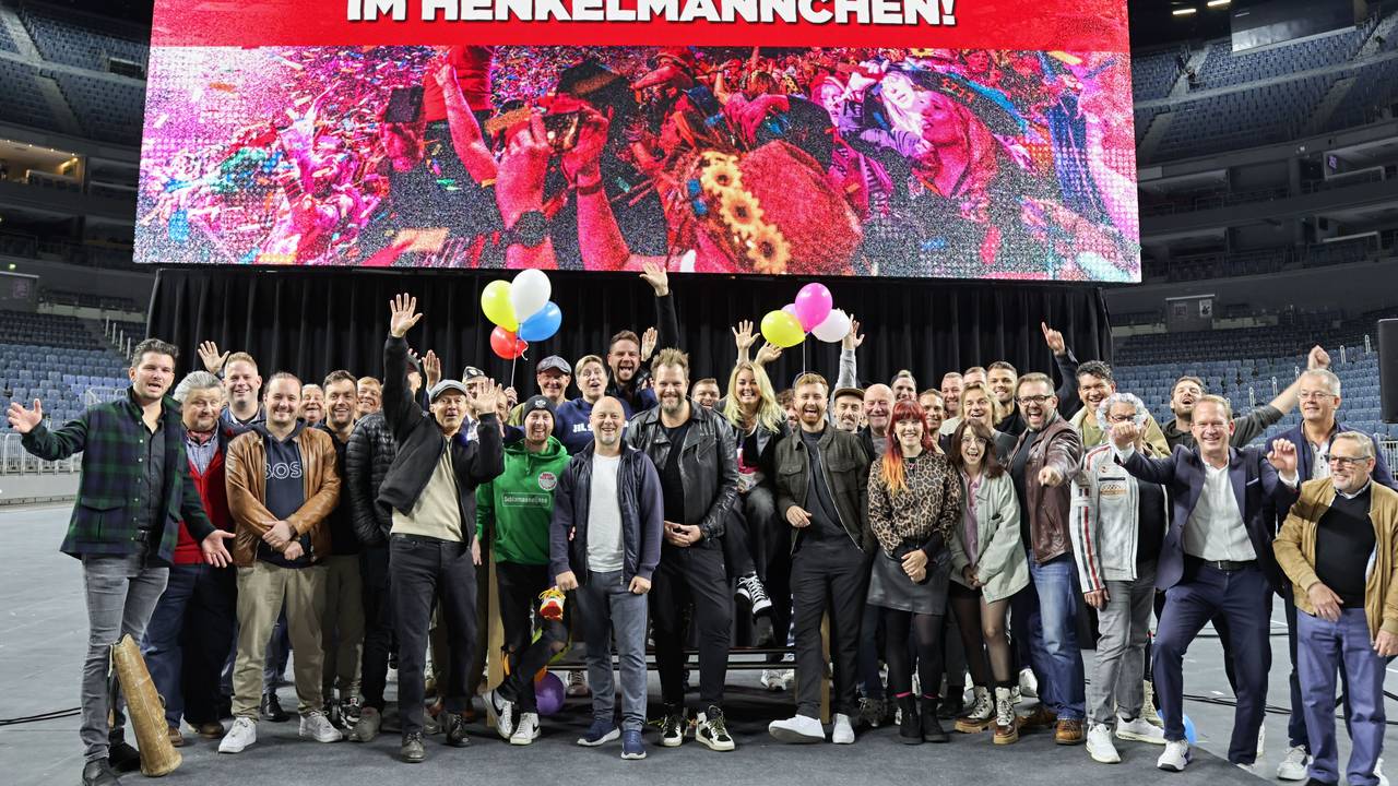 Künstlerinnen und Künstler stehen in der Lanxess-Arena.