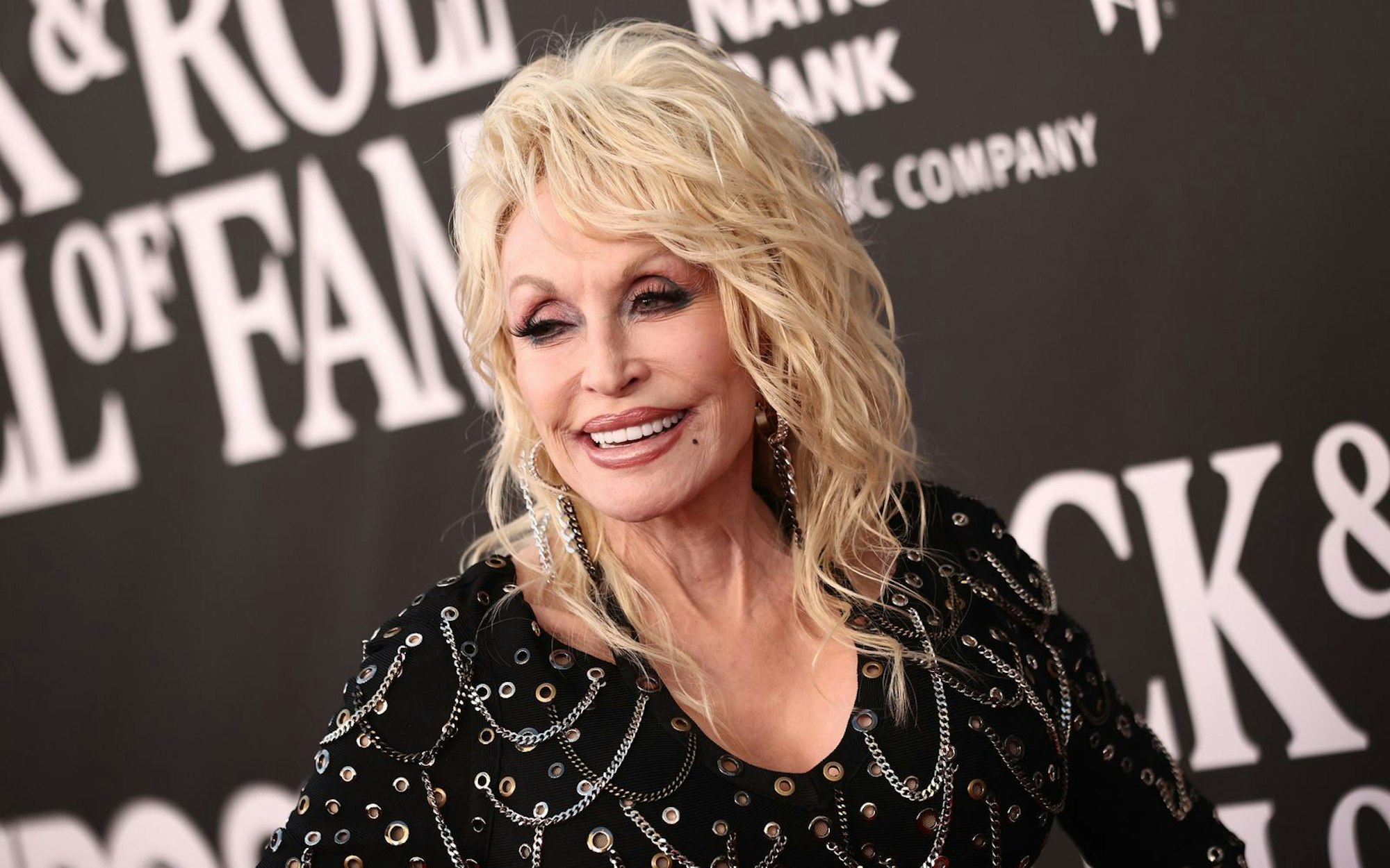 Dolly Parton hat einige Konzerte verschoben, weil ihre Ärzte ihr dazu geraten haben. (Bild: 2022 Getty Images/Emma McIntyre)