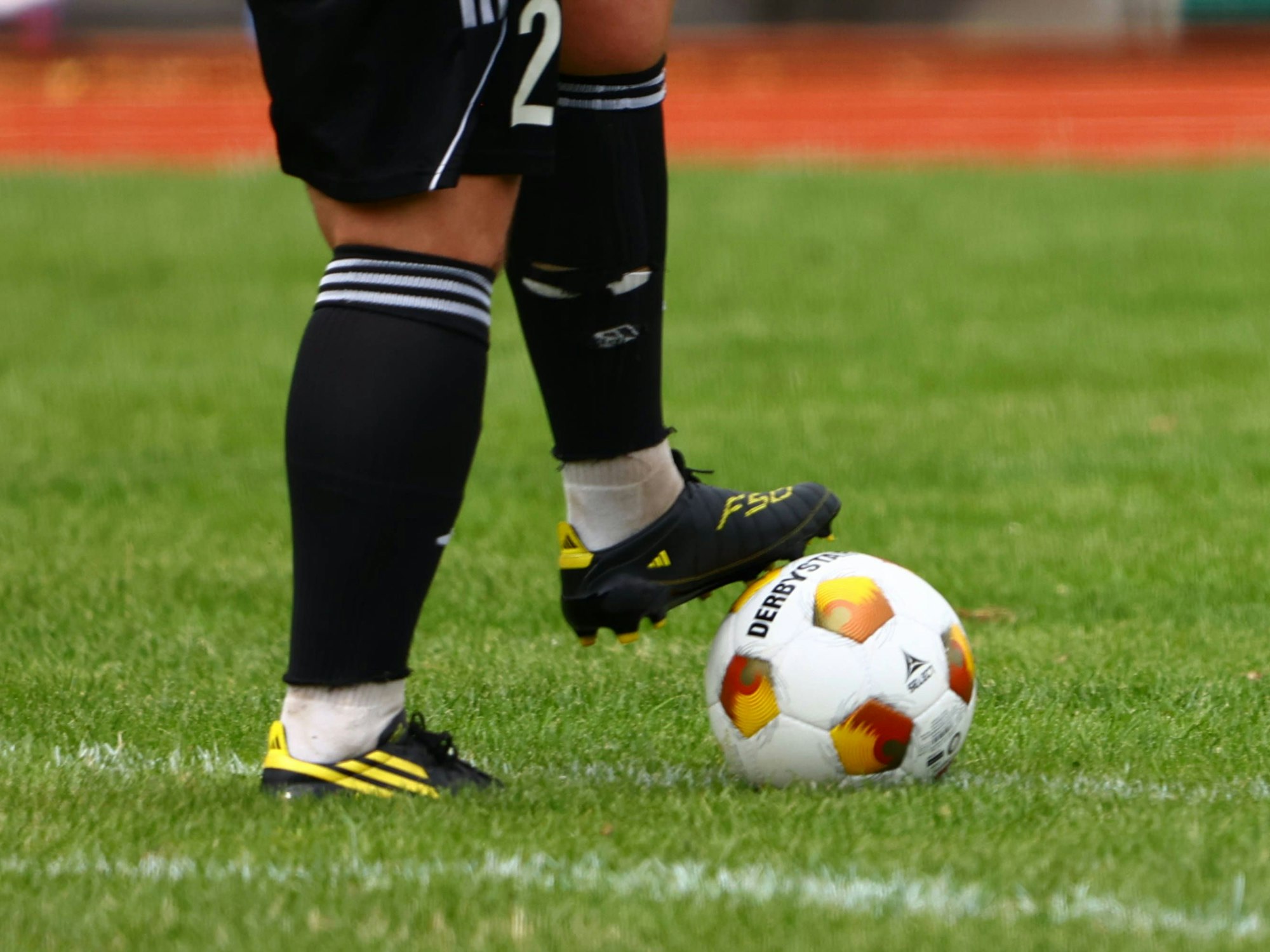 Ein Spieler stoppt den Ball.