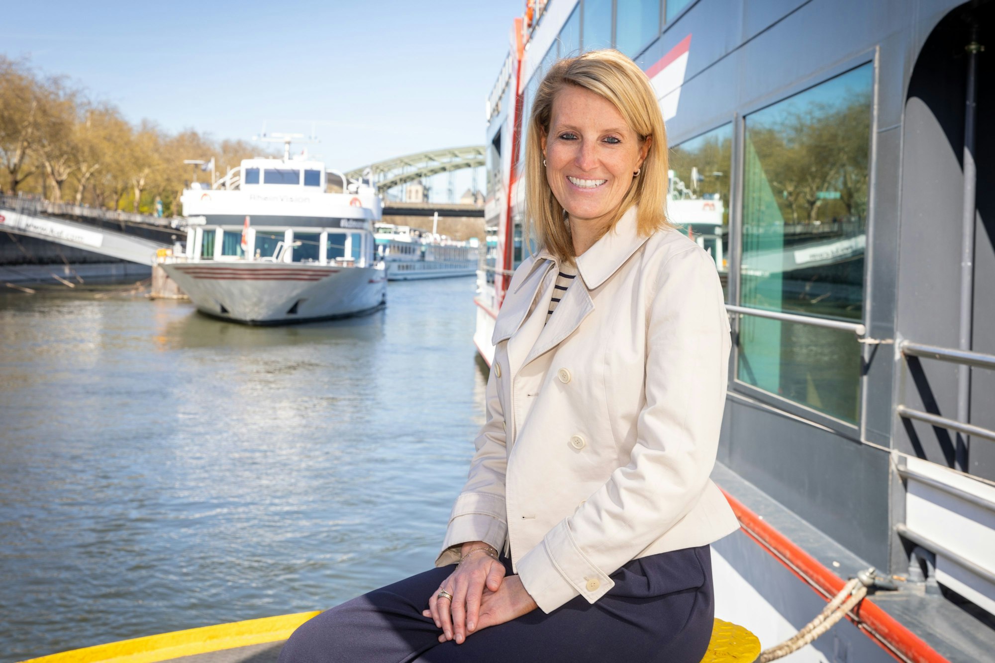 Nina Luig, Chefin der Reederei Köln-Düsseldorfer, auf einem Schiff.