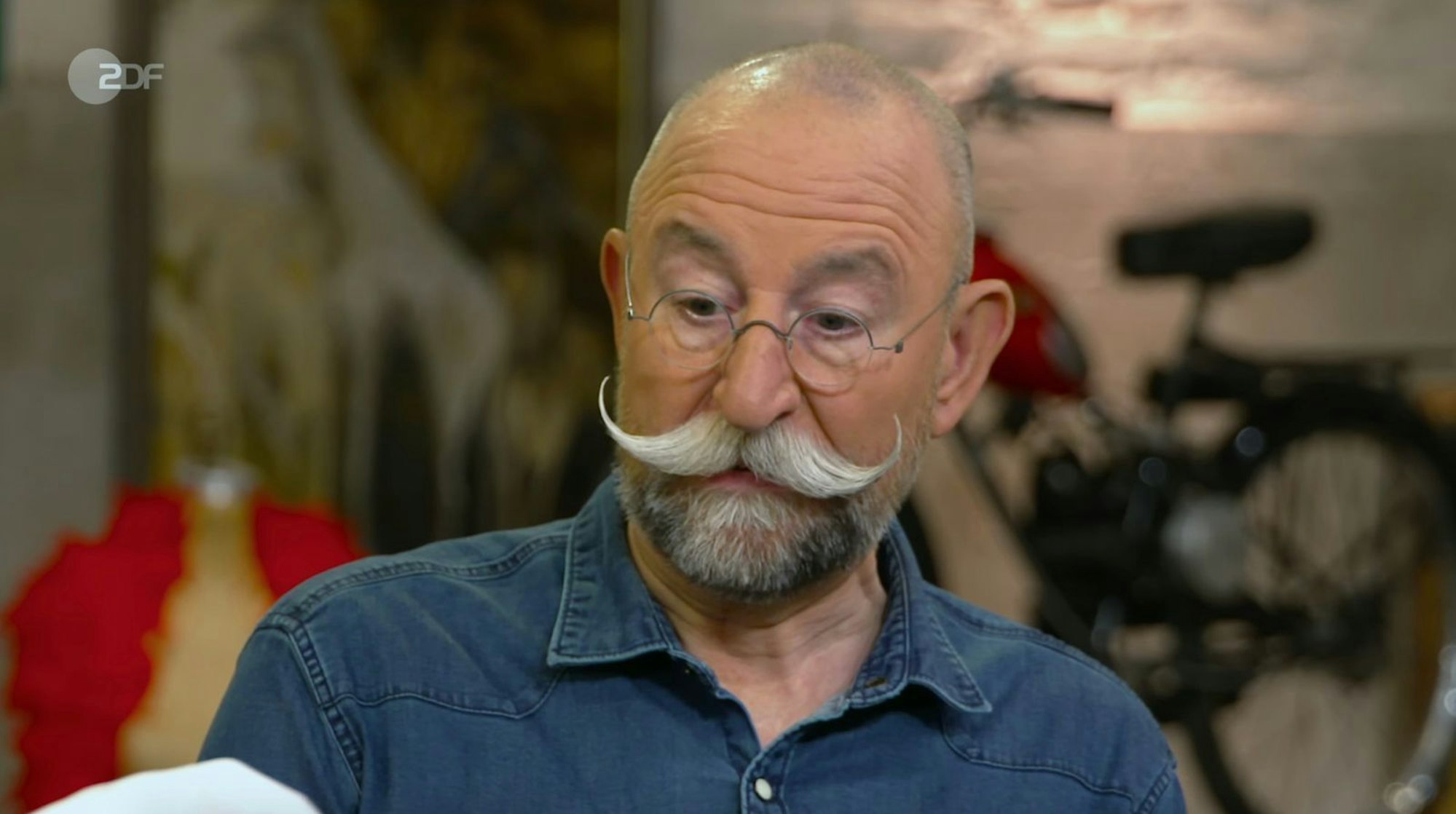 Horst Lichter wirkte in der Montagsausgabe der ZDF-Trödelshow „Bares für Rares“ verwirrt, als ihn der Experte mit dem kuriosen Op-Art-Objekt konfrontierte. (Bild: ZDF)