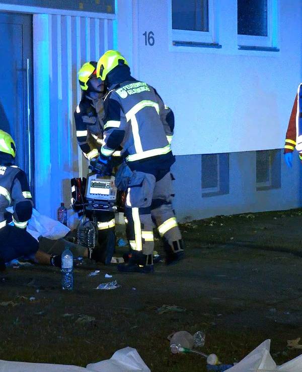 Rettungskräfte kümmern sich um eine Person. Bei einer Auseinandersetzung im Stadtteil Bismarck sind am Abend mehrere Menschen schwer verletzt worden. «Wir gehen davon aus, dass auch Waffen zum Einsatz gekommen sind», sagte ein Sprecher der Polizei am Abend.