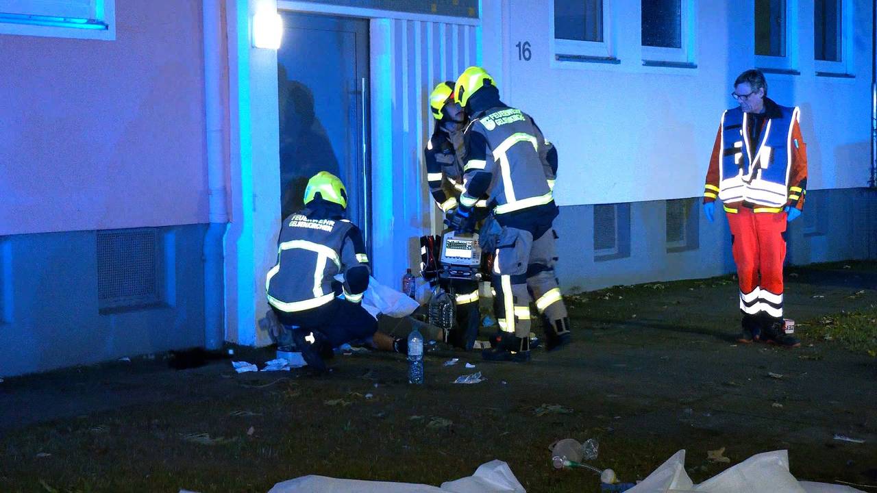 Rettungskräfte kümmern sich um eine Person. Bei einer Auseinandersetzung im Stadtteil Bismarck sind am Abend mehrere Menschen schwer verletzt worden. «Wir gehen davon aus, dass auch Waffen zum Einsatz gekommen sind», sagte ein Sprecher der Polizei am Abend.