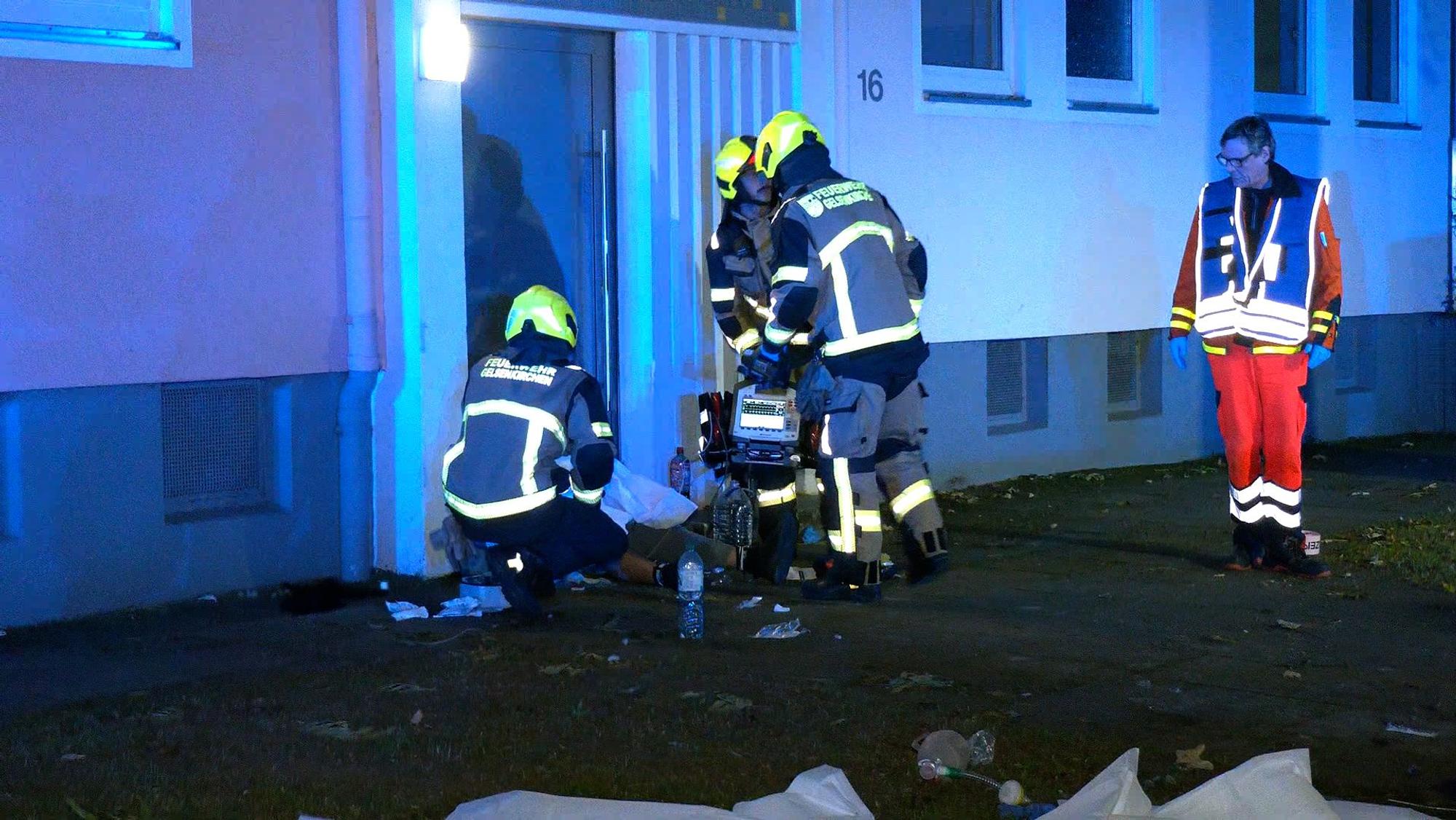 Rettungskräfte kümmern sich um eine Person. Bei einer Auseinandersetzung im Stadtteil Bismarck sind am Abend mehrere Menschen schwer verletzt worden. «Wir gehen davon aus, dass auch Waffen zum Einsatz gekommen sind», sagte ein Sprecher der Polizei am Abend.