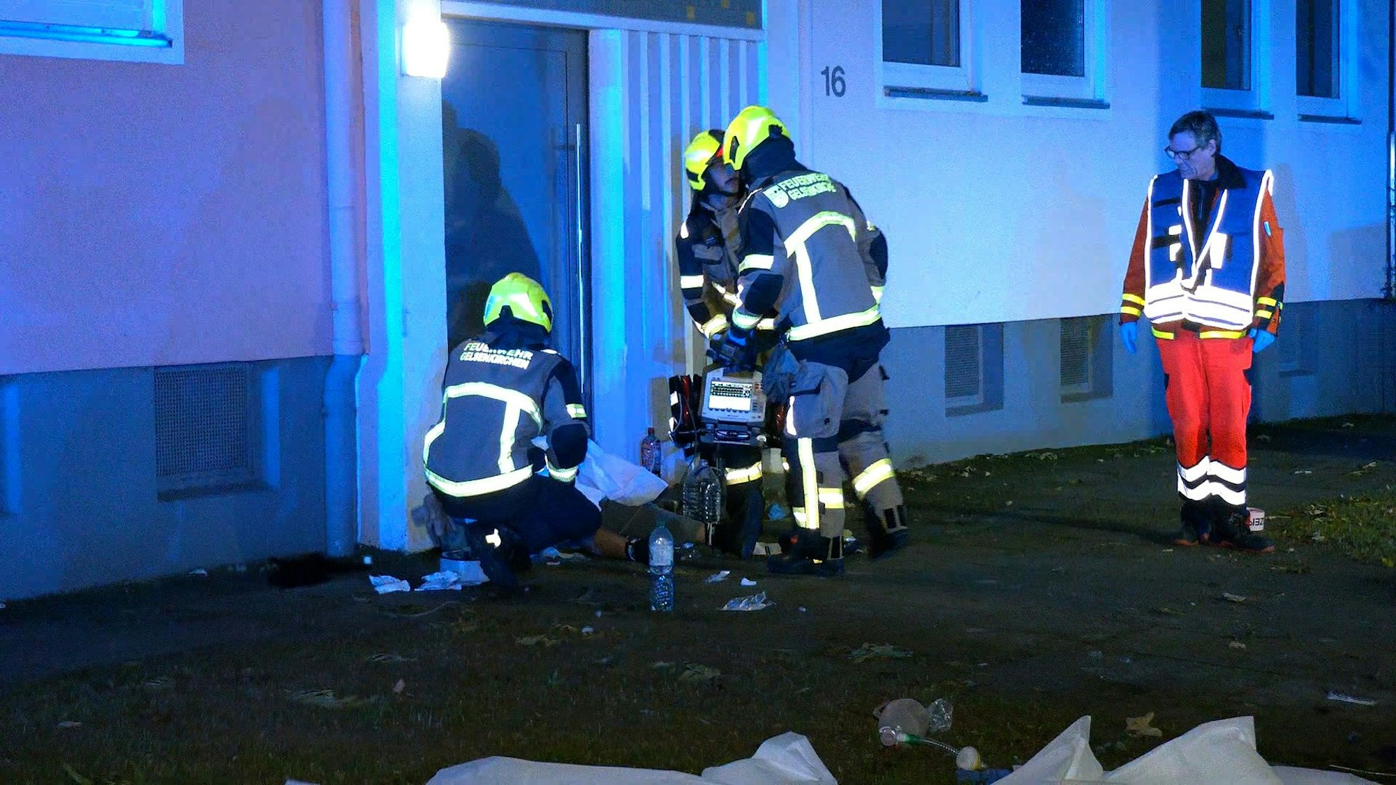Rettungskräfte kümmern sich um eine Person. Bei einer Auseinandersetzung im Stadtteil Bismarck sind am Abend mehrere Menschen schwer verletzt worden. «Wir gehen davon aus, dass auch Waffen zum Einsatz gekommen sind», sagte ein Sprecher der Polizei am Abend.