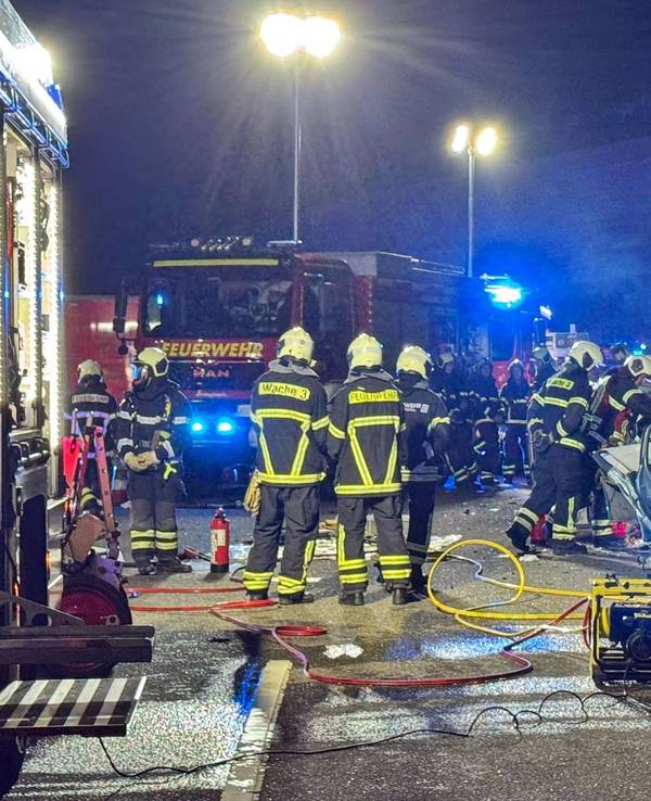 Rettungskräfte arbeiten an der Unfallstelle. Ein Geisterfahrer hat auf der Landesstraße 74 bei Wuppertal einen Unfall verursacht und ist dabei selbst ums Leben gekommen.