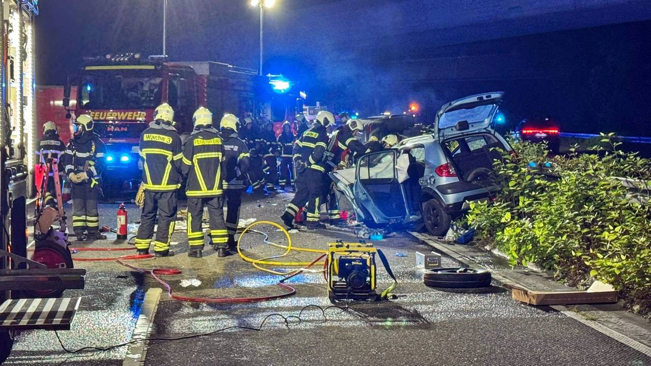 Rettungskräfte arbeiten an der Unfallstelle. Ein Geisterfahrer hat auf der Landesstraße 74 bei Wuppertal einen Unfall verursacht und ist dabei selbst ums Leben gekommen.