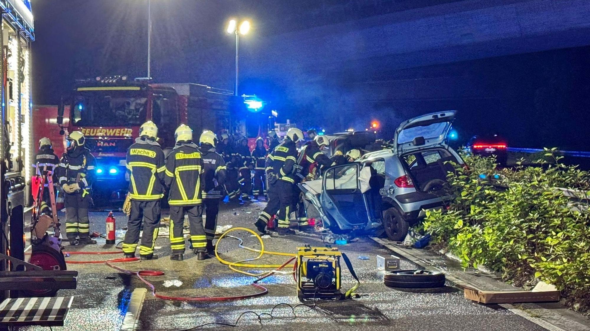 Rettungskräfte arbeiten an der Unfallstelle. Ein Geisterfahrer hat auf der Landesstraße 74 bei Wuppertal einen Unfall verursacht und ist dabei selbst ums Leben gekommen.
