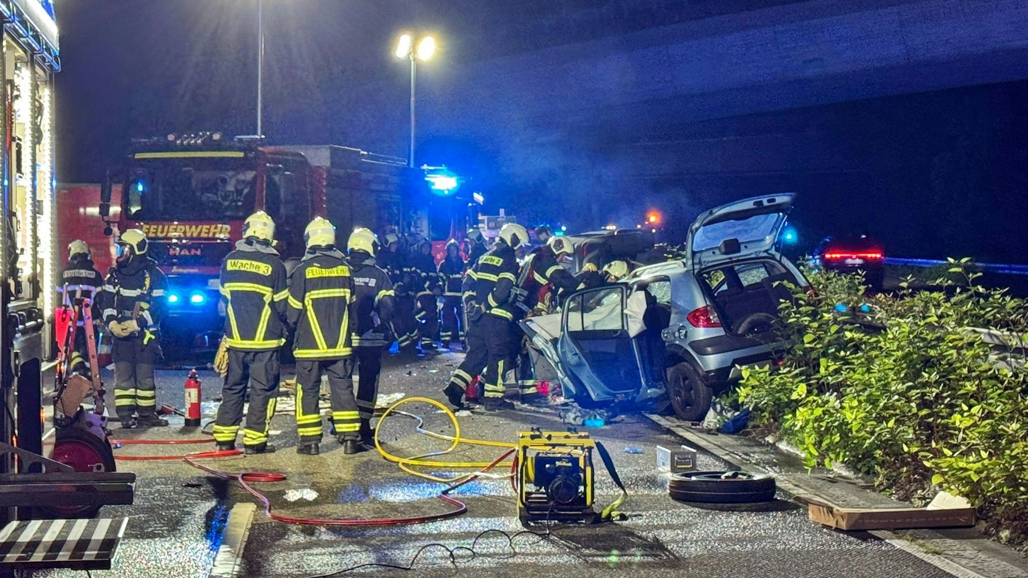 Rettungskräfte arbeiten an der Unfallstelle. Ein Geisterfahrer hat auf der Landesstraße 74 bei Wuppertal einen Unfall verursacht und ist dabei selbst ums Leben gekommen.