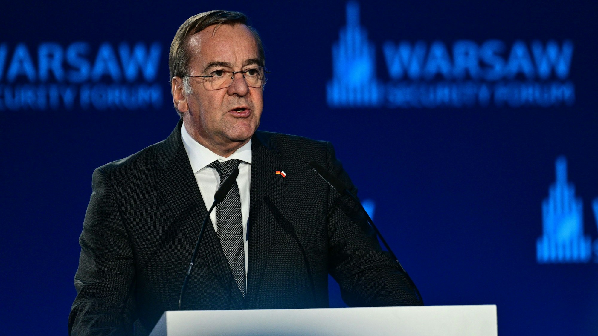 Boris Pistorius (SPD), Bundesminister der Verteidigung, spricht vor Beginn des Panels „Winning the War Before the War. European Perspectives for Ukraine“.