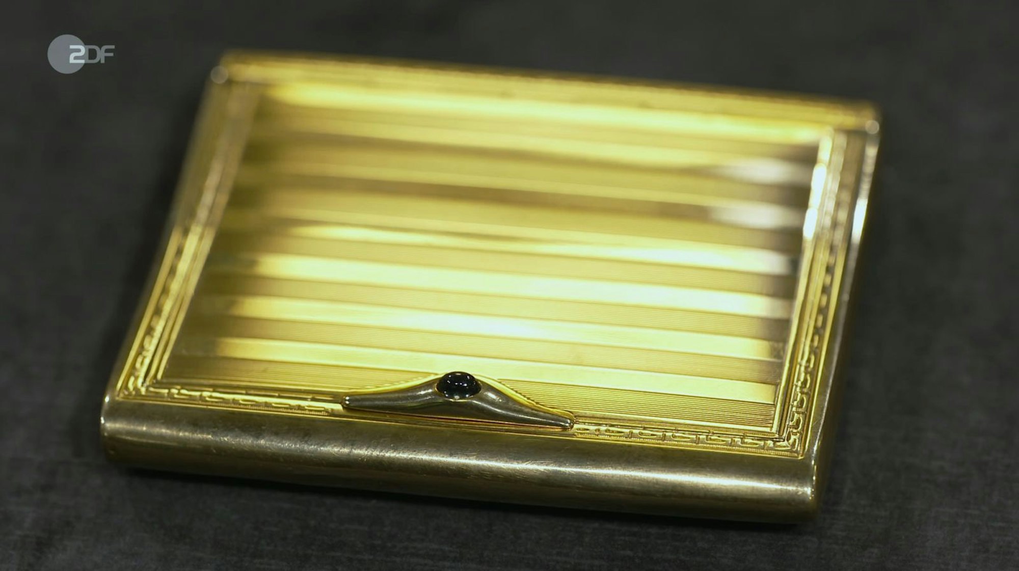 Ein hochwertig verarbeitetes Zigarettenetui aus 585er Gold mit Saphir von der Firma Bihlmeyer & Co. war Wendela Horz zufolge 5.800 Euro wert.
(Bild: ZDF)
