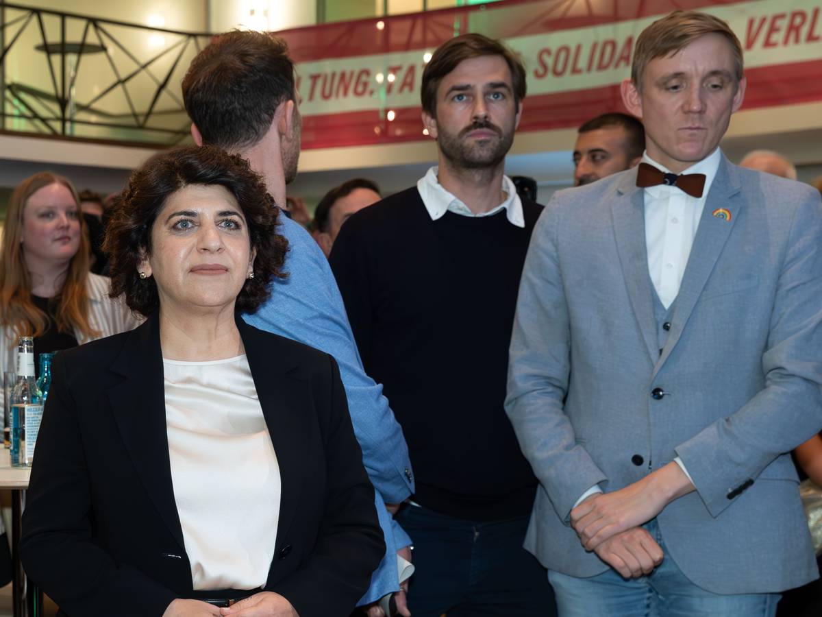 Oberbürgermeisterkandidatin Berîvan Aymaz und ihre Partei Bündnis 90/Die Grünen verfolgen den Ausgang der Stichwahl im Gürzenich.