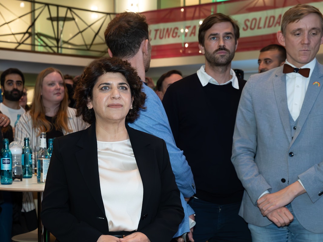 Oberbürgermeisterkandidatin Berîvan Aymaz und ihre Partei Bündnis 90/Die Grünen verfolgen den Ausgang der Stichwahl im Gürzenich.