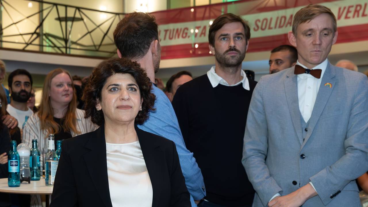 Oberbürgermeisterkandidatin Berîvan Aymaz und ihre Partei Bündnis 90/Die Grünen verfolgen den Ausgang der Stichwahl im Gürzenich.