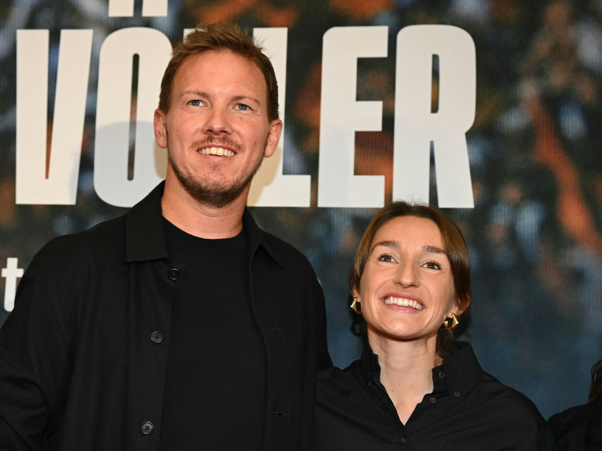 Julian Nagelsmann posiert mit seiner Freundin Lena Wurzenberger.