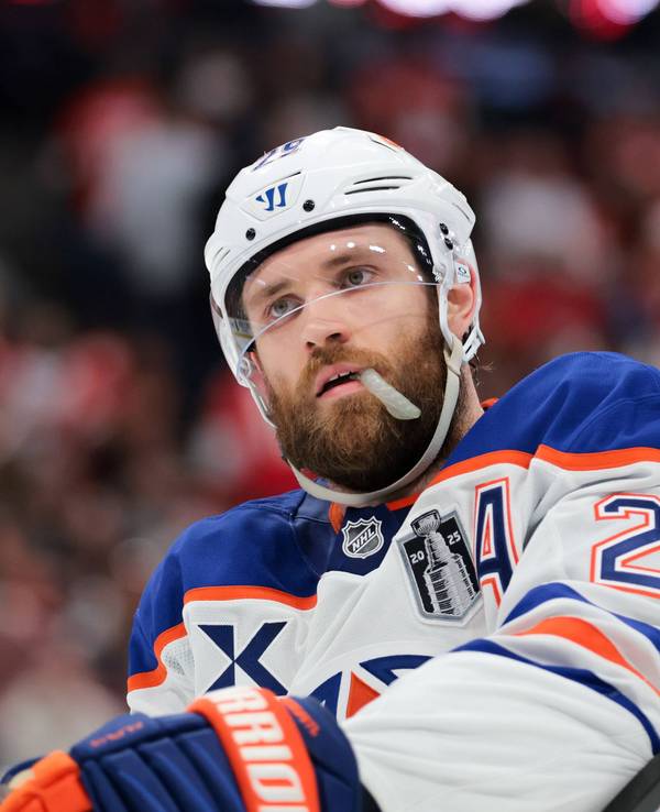 Leon Draisaitl im Trikot der Edmonton Oilers. Im Mundwinkel hängt ein weißer Mundschutz.