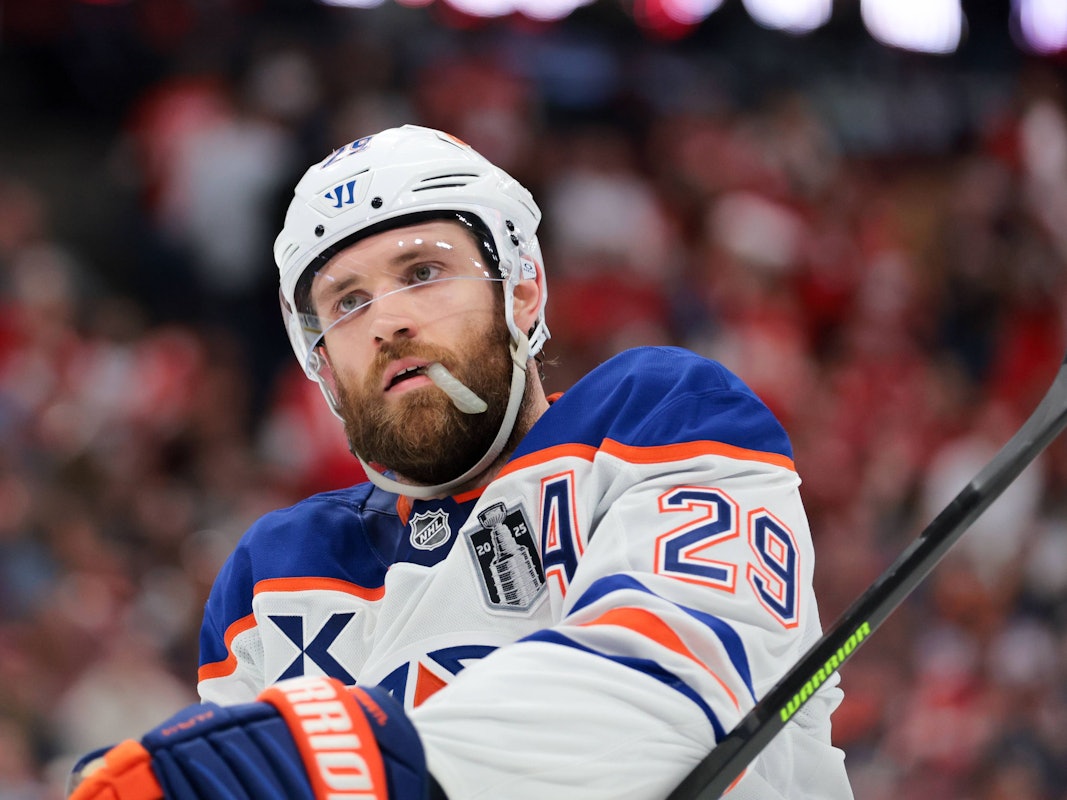Leon Draisaitl im Trikot der Edmonton Oilers. Im Mundwinkel hängt ein weißer Mundschutz.