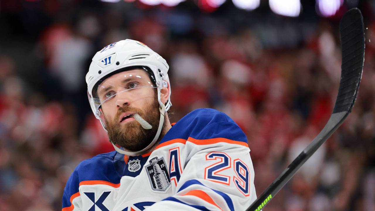 Leon Draisaitl im Trikot der Edmonton Oilers. Im Mundwinkel hängt ein weißer Mundschutz.