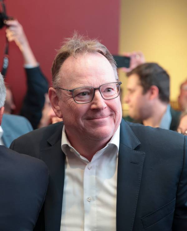 Torsten Burmester strahlt am Abend der Stichwahl – auf Kölns neuen Oberbürgermeister kommen jetzt auch einige karnevalistische Pflichten zu.