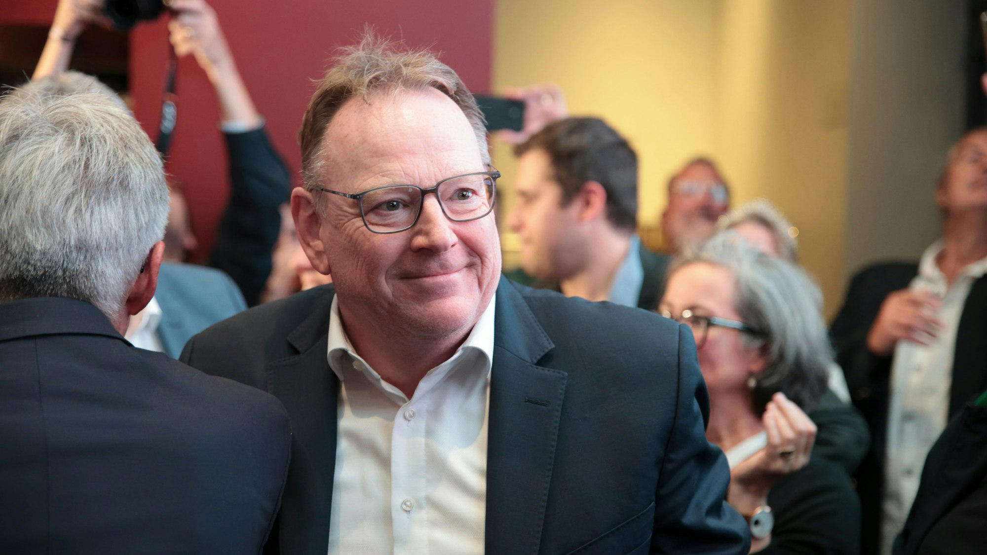 Torsten Burmester strahlt am Abend der Stichwahl – auf Kölns neuen Oberbürgermeister kommen jetzt auch einige karnevalistische Pflichten zu.