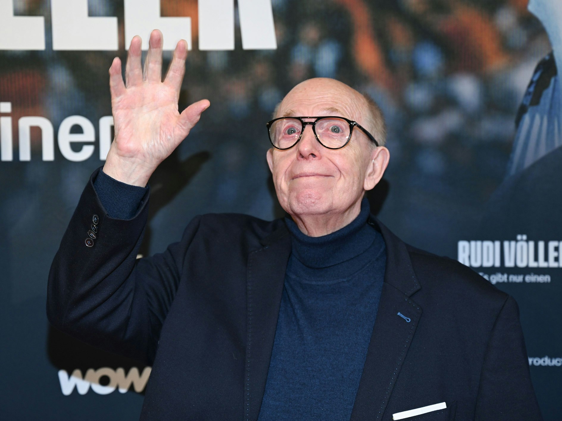 Reiner Calmund winkt jemandem zu.