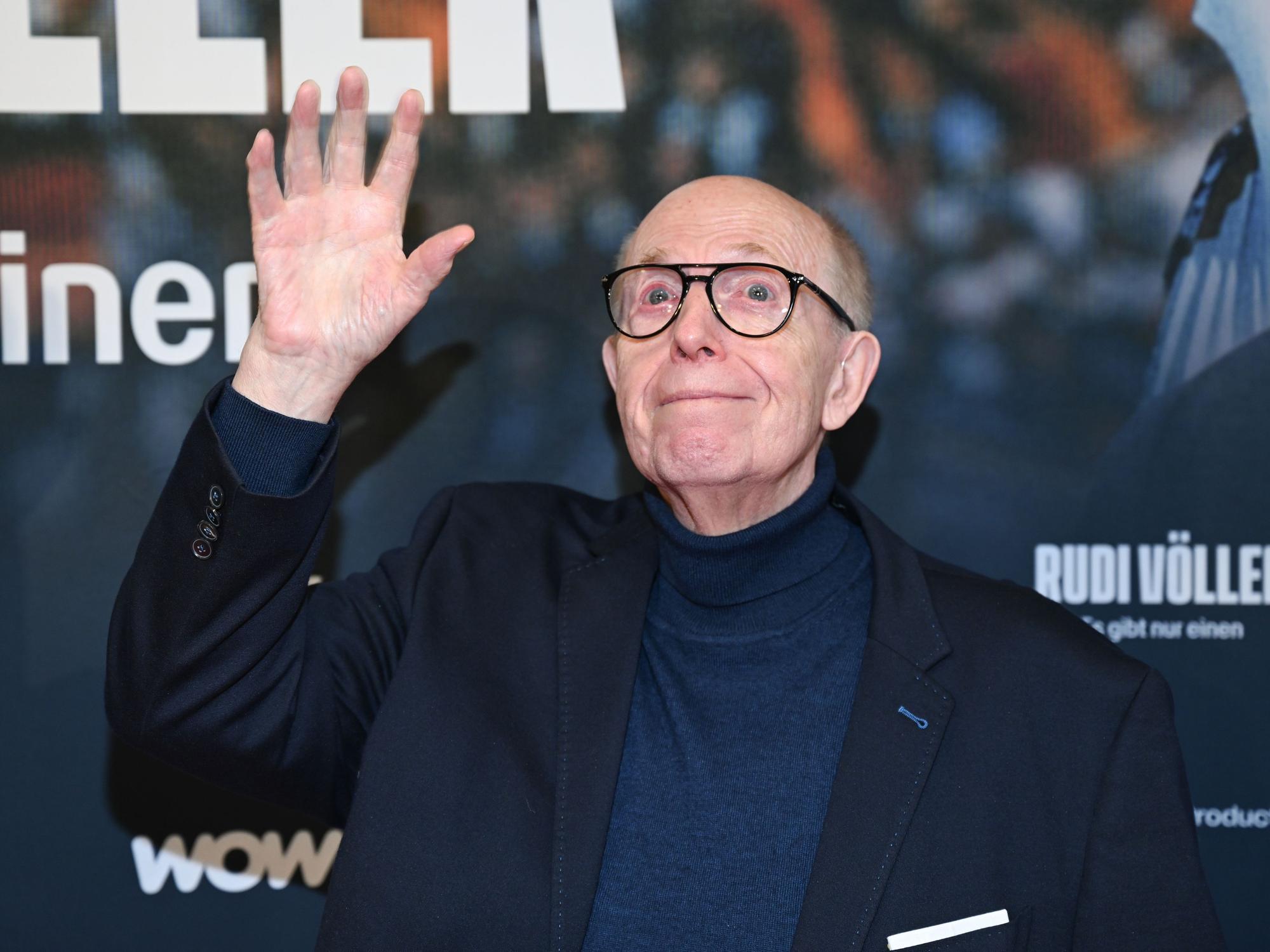 Reiner Calmund winkt jemandem zu.