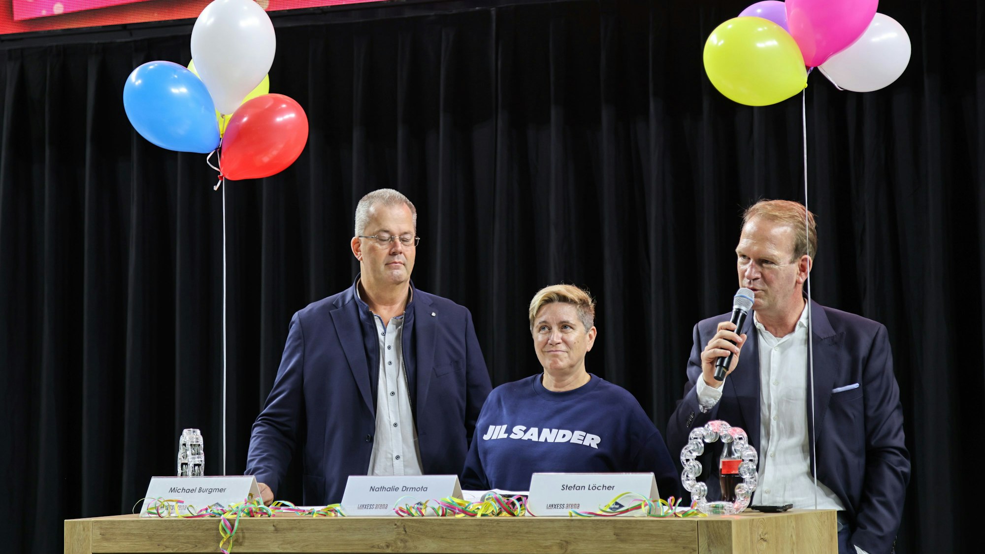 Stefan Löcher mit Nathalie Drmota und Michael Burgmer bei der Pressekonferenz.