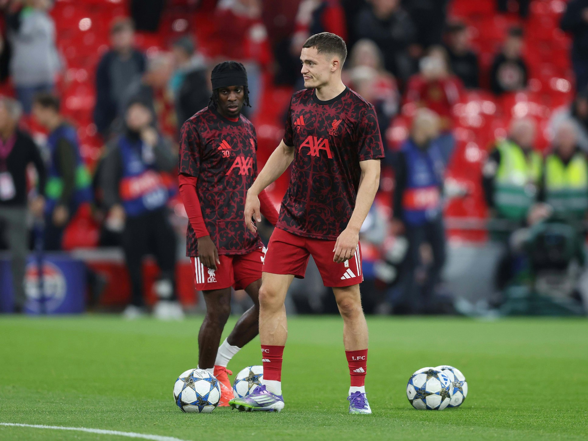 Florian Wirtz und Jeremie Frimpong beim Warmmachen.