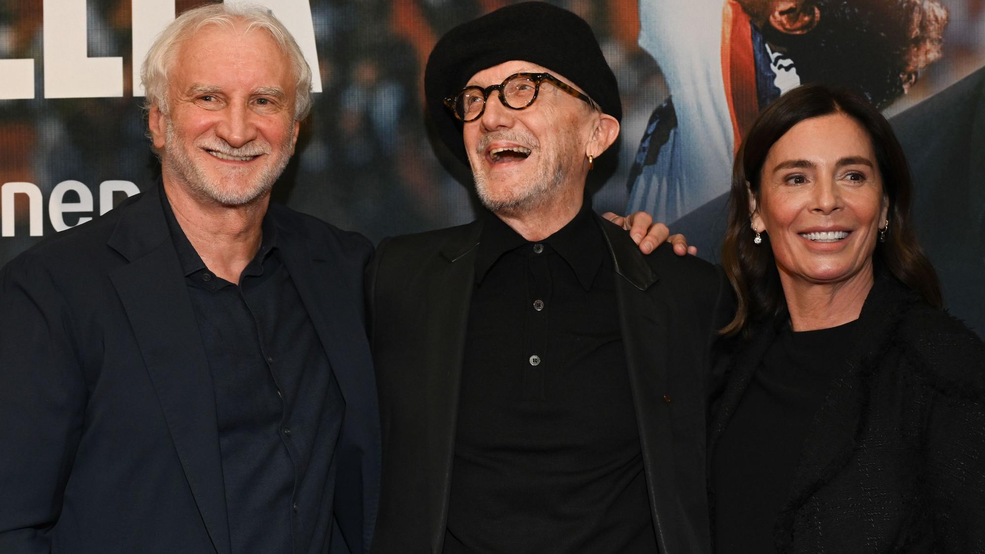Rudi Völler und Sabrina Völler begrüßen Marius Müller-Westernhagen vor dem Kino.