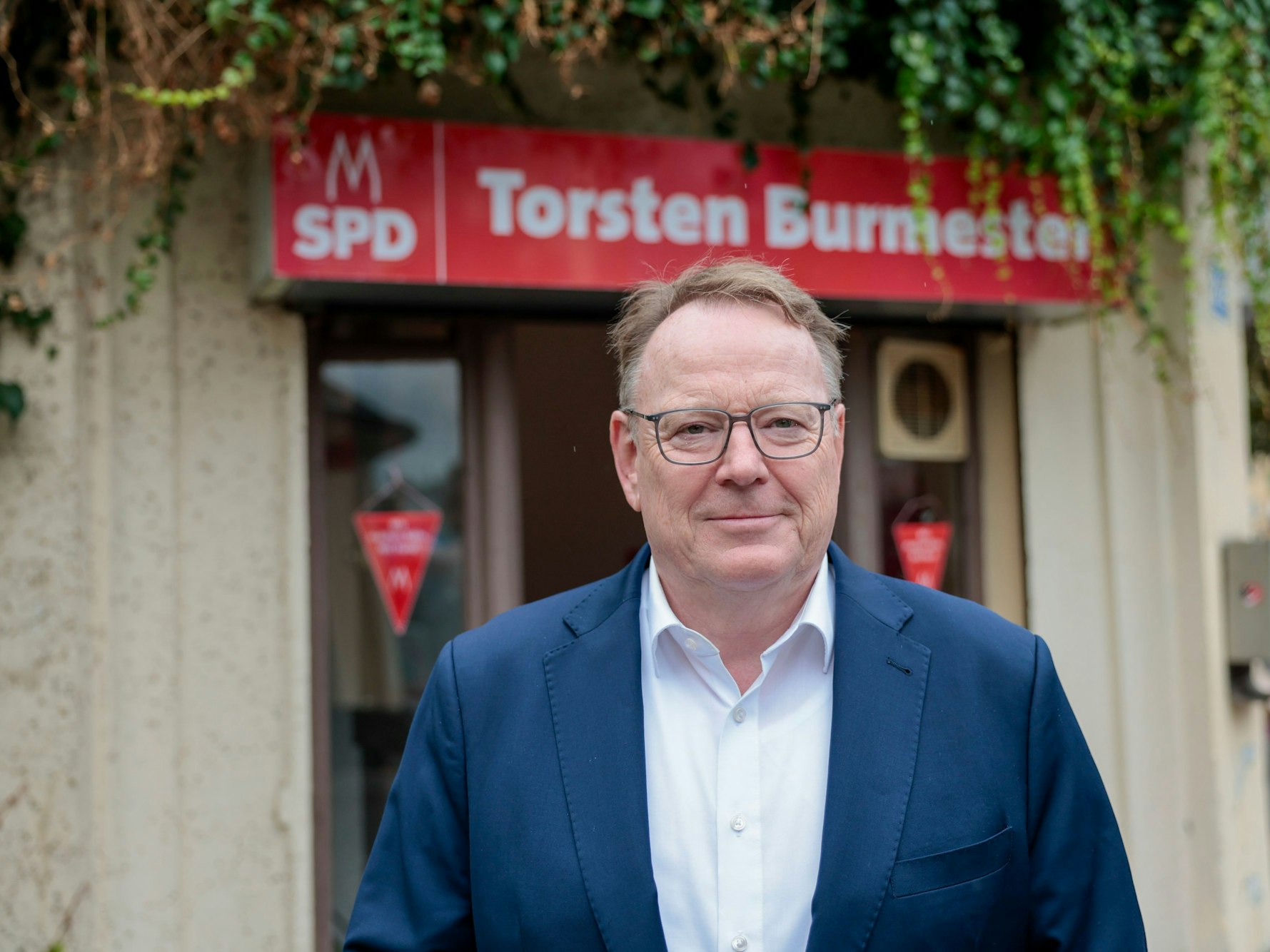 Kölns OB Torsten Burmester (SPD) vor dem SPD-Bürgerbüro (Archivbild).