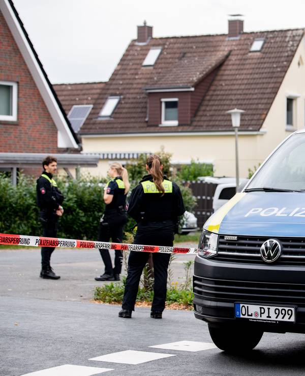 Die Polizei steht in einem mit Flatterband abgesperrten Bereich. Ein Mann soll seine Kinder und seine Partnerin im niedersächsischen Oldenburg erschossen haben. Anschließend soll er sich selbst getötet haben, teilte die Polizei mit.