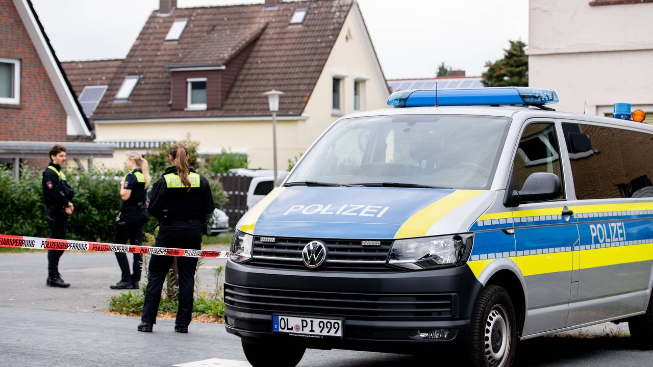 Die Polizei steht in einem mit Flatterband abgesperrten Bereich. Ein Mann soll seine Kinder und seine Partnerin im niedersächsischen Oldenburg erschossen haben. Anschließend soll er sich selbst getötet haben, teilte die Polizei mit.