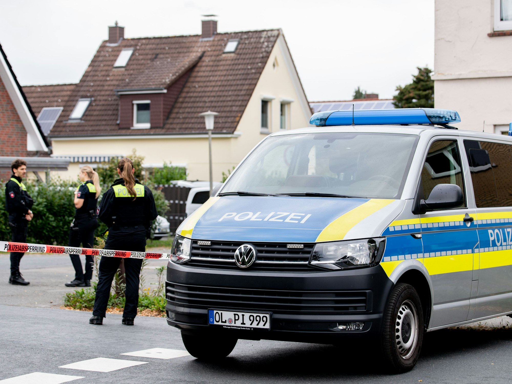 Die Polizei steht in einem mit Flatterband abgesperrten Bereich. Ein Mann soll seine Kinder und seine Partnerin im niedersächsischen Oldenburg erschossen haben. Anschließend soll er sich selbst getötet haben, teilte die Polizei mit.
