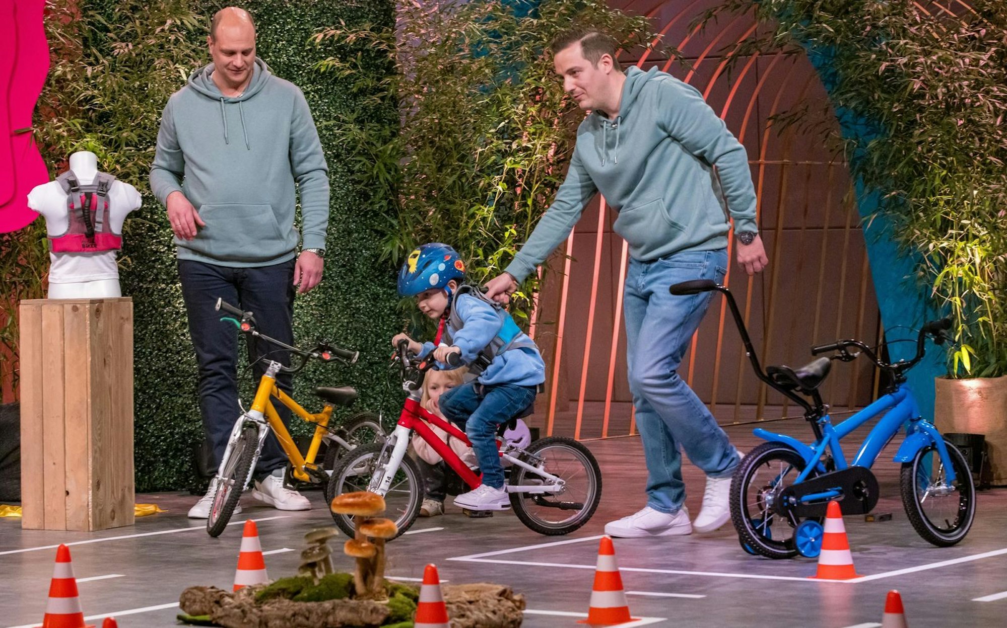 Ein Pitch, der das Herz wärmte: Die Familienväter Steffen und Jan (rechts) bringen ihren Nachwuchs für die „Little Biker“-Vorstellung mit. „Die Kinder sind bei uns in der Entwicklungsabteilung tätig.“ (Bild: RTL / Bernd-Michael Maurer)